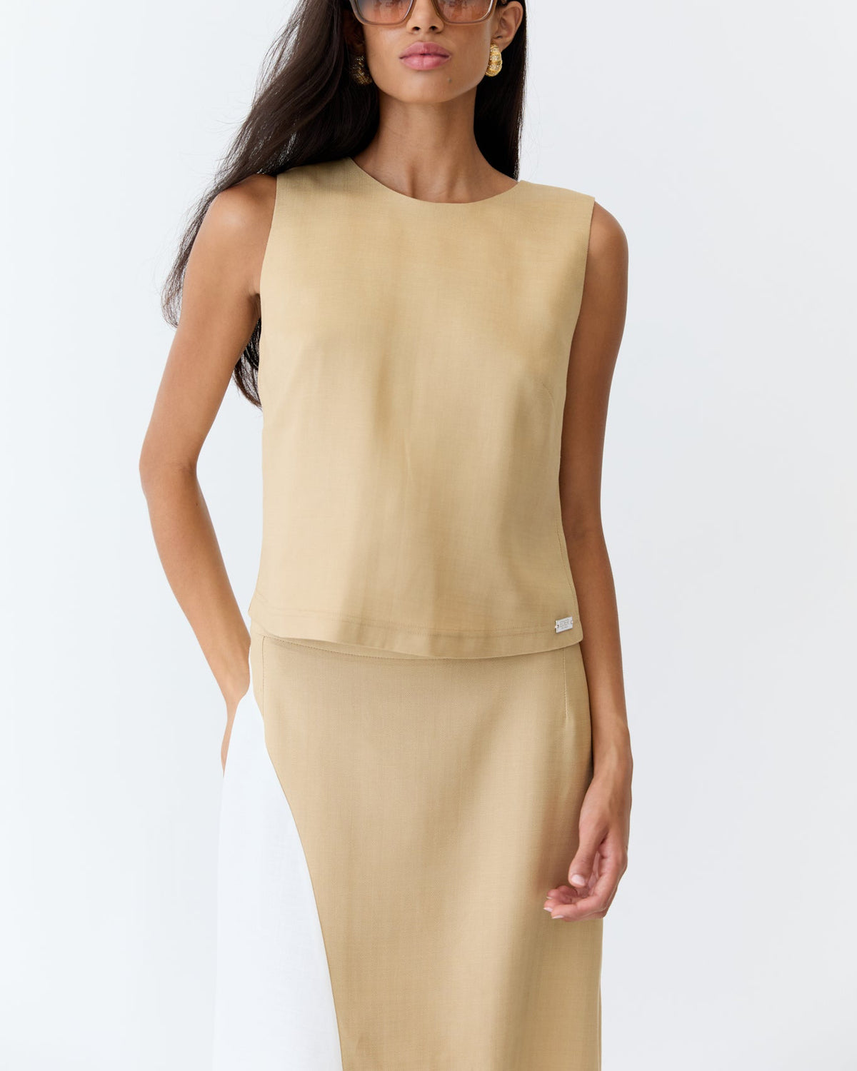 Renee Shell Top in caramel Tencel and hemp herringbone, showing rounded neckline, bust darts and Eder hem plaque